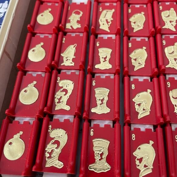 1961 Stratego 40 Blue pieces + 36 Red pieces (missing 4) + trays - plastic - Picture 3 of 9